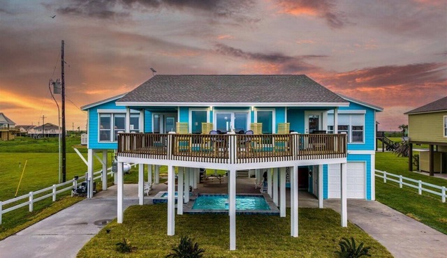 New! Gulfwinds - Beachfront, Heated saltwater pool & spa, 3BR/2Ba, dog-friendly!