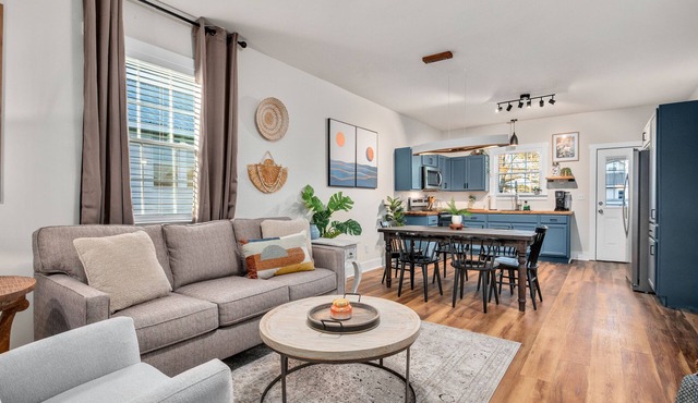 New Guntersville lake cottage - walking distance to lake and minutes to downtown