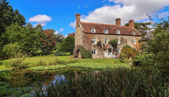 NEW HALL, pet friendly, luxury holiday cottage in Chirk