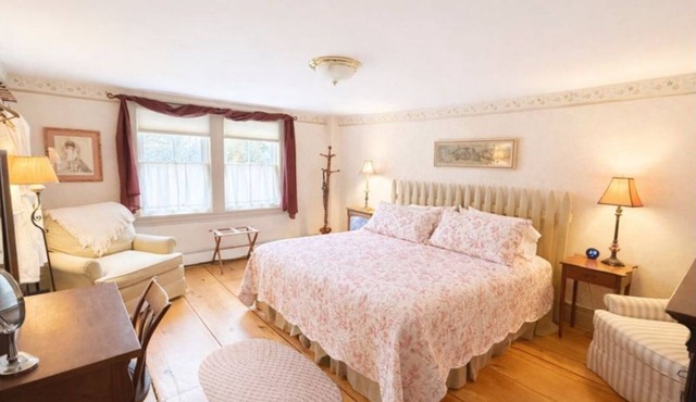 New Hampshire Room: luxurious king size bed & private bath in historic B&B