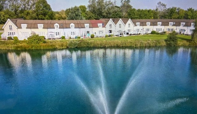 New Hampton style house on Cotswold lake -sleeps 6