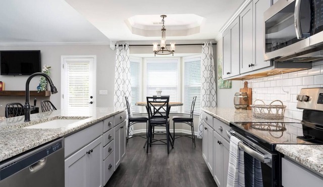 NEW! Hamptons On The Rocks - Close to Downtown