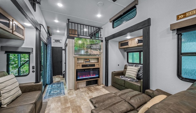 NEW Happy Glamper RV with large fire pit and deck! Cal King Bed | WiFi| Hammock