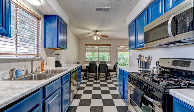 NEW! Happy Hollow- w/3 King Beds + Ping-Pong/Movie Room