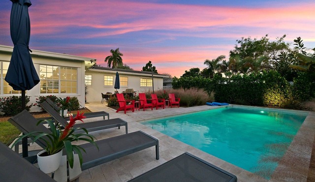 New Heated Pool Escape, Sunshine, Relaxation & Vacation Vibes Near Beaches, Dining & Fun!