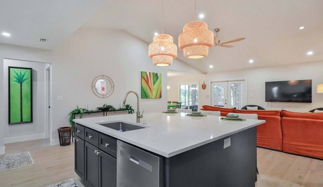 NEW: Heated Pool, Dock, Kayaks - Gorgeous Home