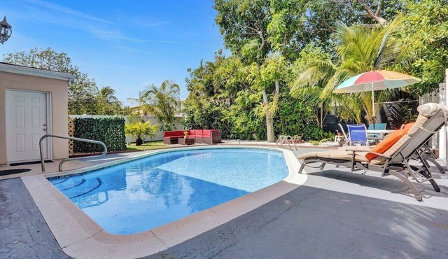 NEW Heated Pool, 10min to Beach, BBQ, Board games