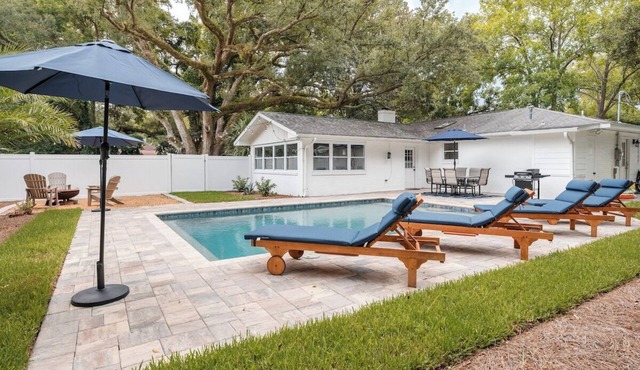 NEW! Heated Pool, only 1.5 miles to Beach! Sleeps 10