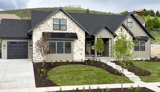 New Heber home near Park City. 7brm/5.5ba with hot tub, pickleball, sleeps 18.