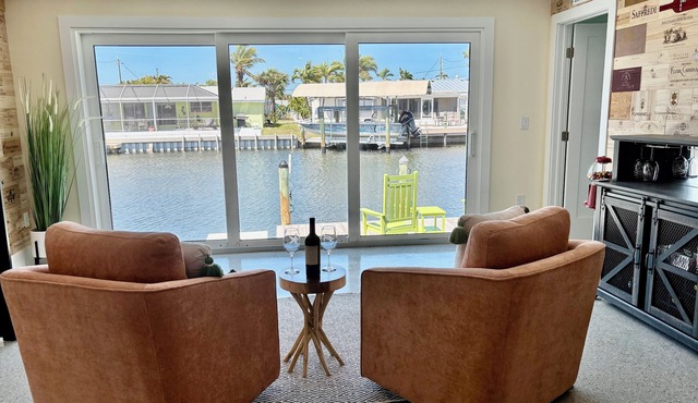 New! Hidden- Speakeasy-penny floor. 3bd 3bath Boat dock & Walk 2 town FABULOUS