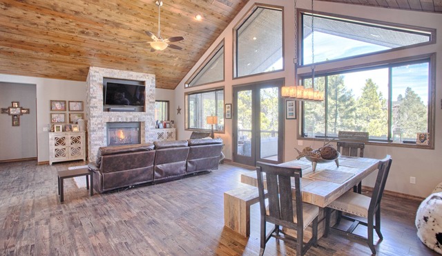 New! High End Cabin - Stellar reviews! Pet friendly- Oversized private deck.