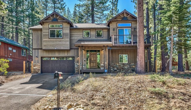 New High-End Mountain Home: Hot Tub, A/C, Game Room, Fireplace, Free EV Charger, Bunk Beds