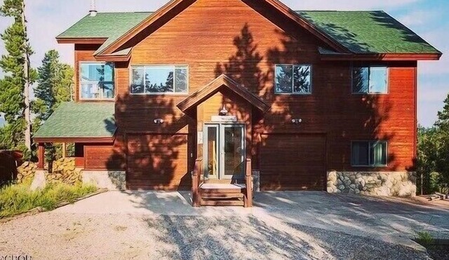NEW, Hillside Haven Lodge, 15 mins to Devils Thumb Ranch, Hot tub on 1 acre