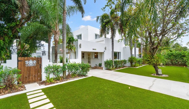 NEW! Historic Estate-Heated Pool - Two Guest Houses - Sleep16 - NEAR EVERYTHING