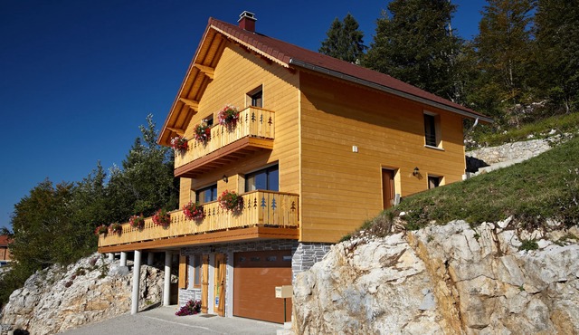 NEW HOLIDAY CHALET FULL SOUTH CLOSE TO SKI SLOPES