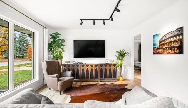 New Home 5 min to OHare Airport. Fiber/WiFi Private Yard Private Driveway Grill.