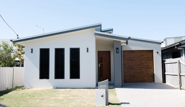 New Home close to Airport,hospital, Coles & Resto