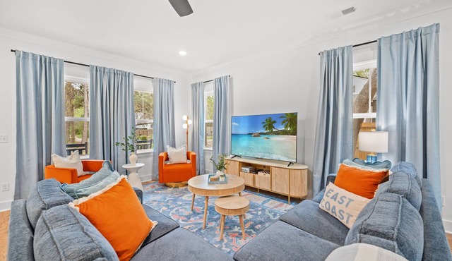NEW Home | Close to DT & Beaches | 4 BR, 10 Guests