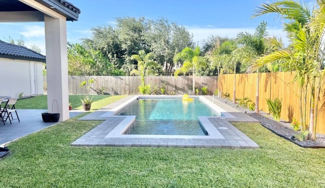 New Home, Gorgeous Pool, 4 Beds