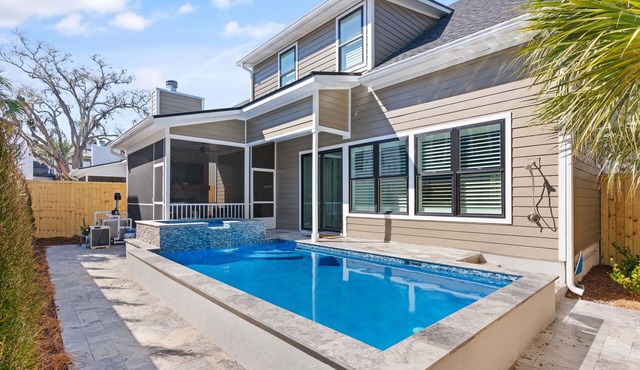 New Home in King City, Sleeps 10, Pool and Screened in Porch with TV!