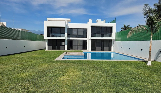 New home in Oaxtepec with heated pool