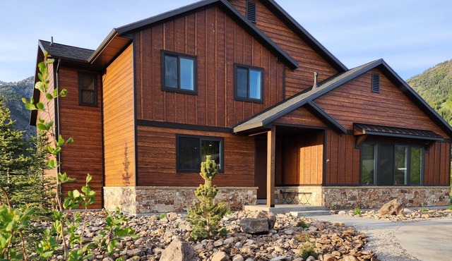 New home in the heart of Alpine!