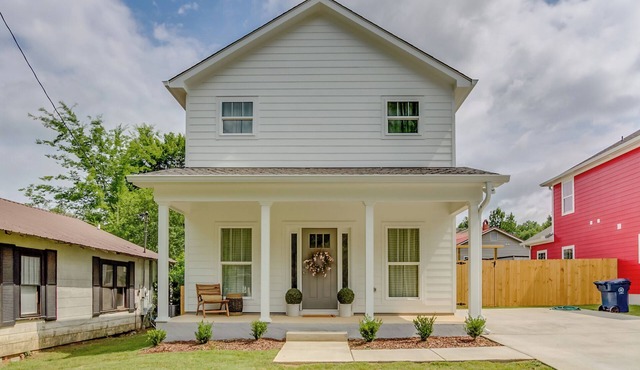 New Home in walking distance to local favorite restaurants.