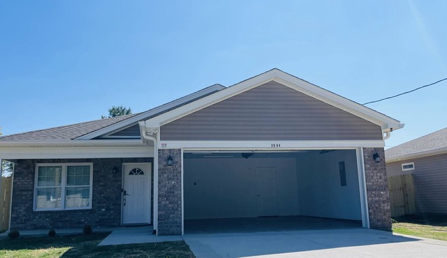 New home just build, fenced .Close to many restaurants. 20 min to the airport