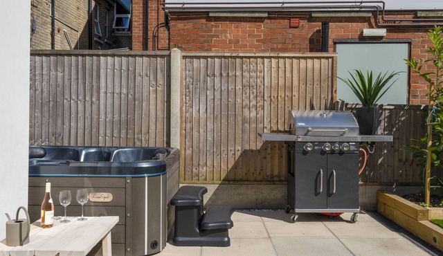 New Home near Sandbanks + Hot Tub + Sleeps 9 guests. 3 x bathrooms