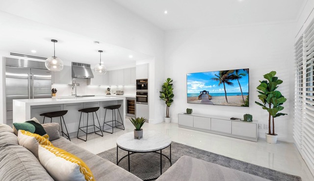 New Home on PGA National Golf Course with Private Hot Tub by Guaranteed Rental™