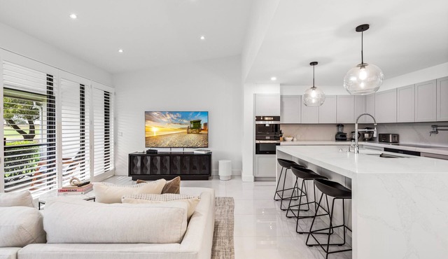 New Home on PGA National Golf Course with Private Hot Tub by Guaranteed Rental™