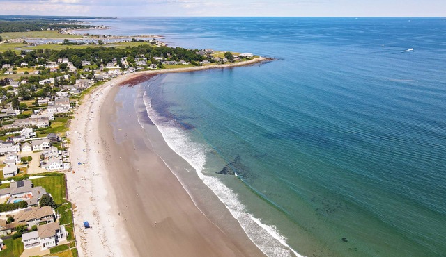 NEW HOME! Sleeps 10 4Bdrm/4Bath PRIVATE LOT- Jenness Beach Gem!