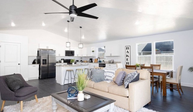 New Home- Sleeps 8 -Near Gainesville & Springs