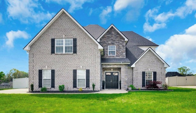 NEW! Home Theater - Game Room - 5BR 3.5 Bath near multiple attractions!