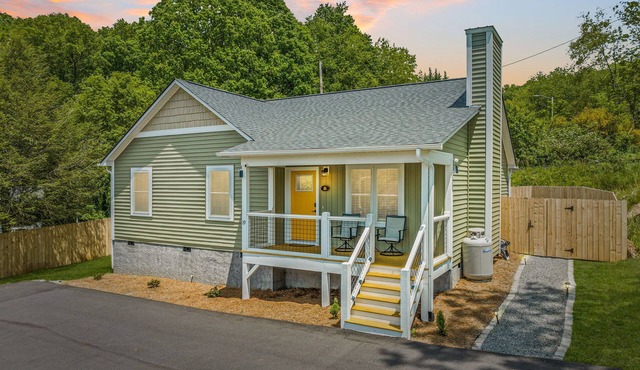 New home w/hot tub, fireplace, firepit - Less than 1/2 mi to Main St.