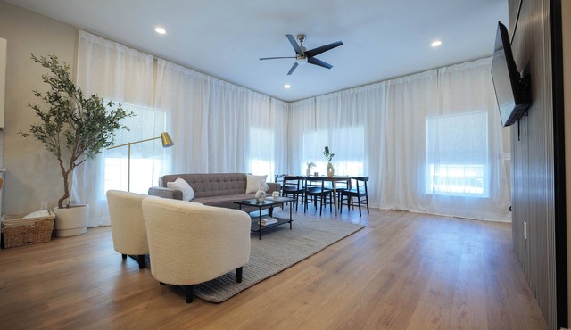 New Home, Walk to Clinic, Private Patio & Hot Tub!