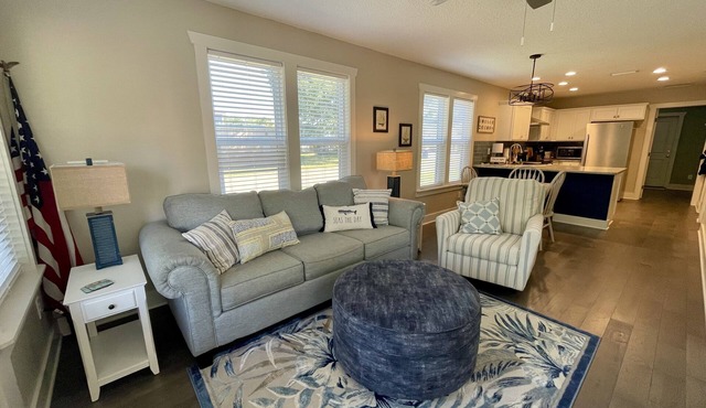 New home walking distance to downtown Fernandina & 8 minute drive to the Beach!