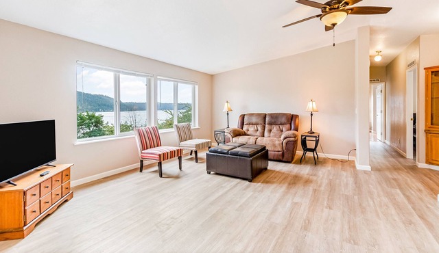 New home with amazing lake view - steps to town & Trail of the Couer d'Alenes