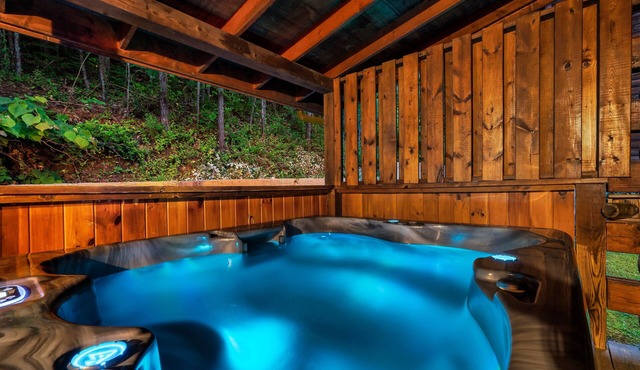 New Hot Tub! - 1 Mile To Parkway! - King Bed - Great Location!