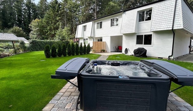 NEW! Hot Tub, 3 BR, Sleeps 6, BBQ, Office, Dogs OK