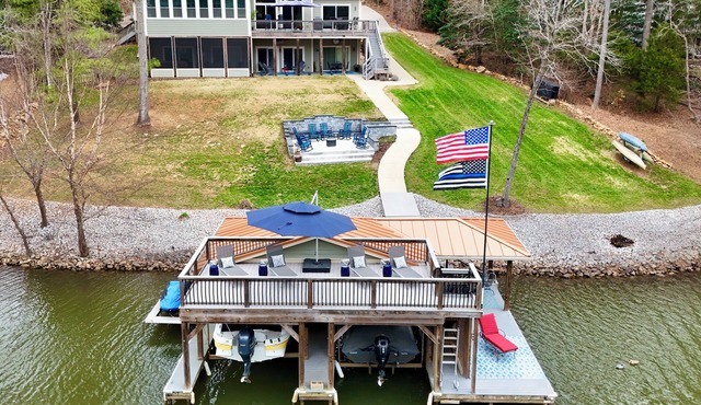 NEW! Hot Tub, 5 King beds & 6 Bunks sleep 18-Fire Pit-Sunroom-Sundeck-kayaks-SUP