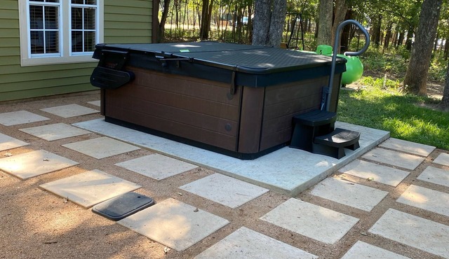 New Hot Tub! Beautiful 1.6 Acre Lake House on Secluded Cove