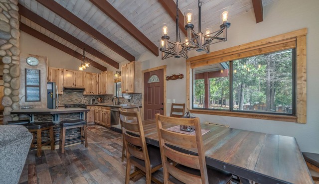 *NEW HOT TUB* DOG FRIENDLY, 4 BR IN BIG TREES VILLAGE W/FREE ACCESS TO BTV REC C