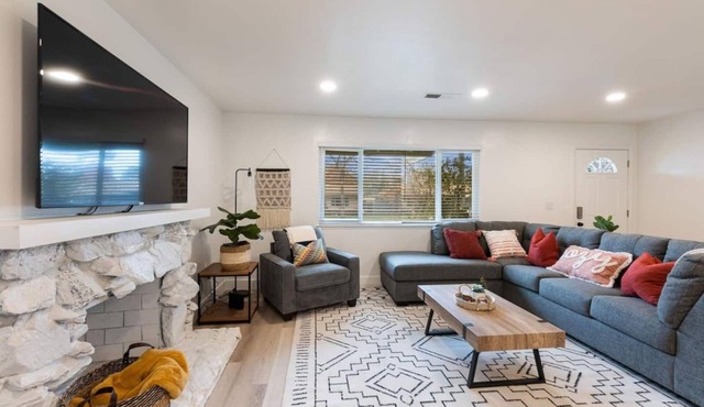 NEW! * Hot Tub * King Beds * Modern Home * 3b2b