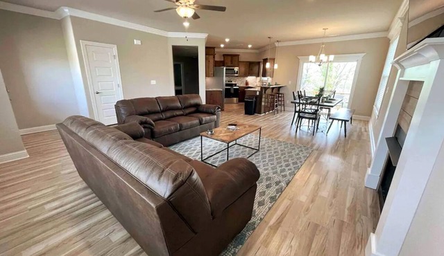 New Hot Tub Lake View King Suite FAST WiFi 75” TV