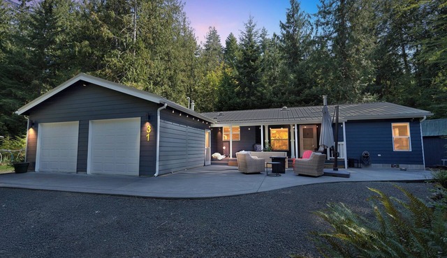 NEW Hot Tub! Mt. Rose Retreat, Sleeps 6, Park Pass