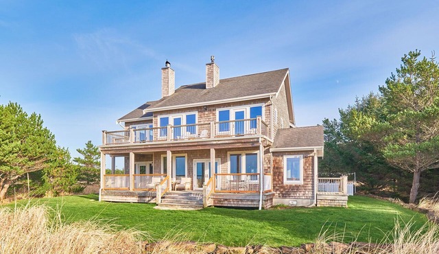 NEW! Hot Tub, OCEANFRONT, Fire Pit, Dogs Ok (SOFO)