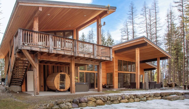 New! Hot Tub, Sauna, Dog Friendly, 2 Living Spaces Near Whitefish & Glacier