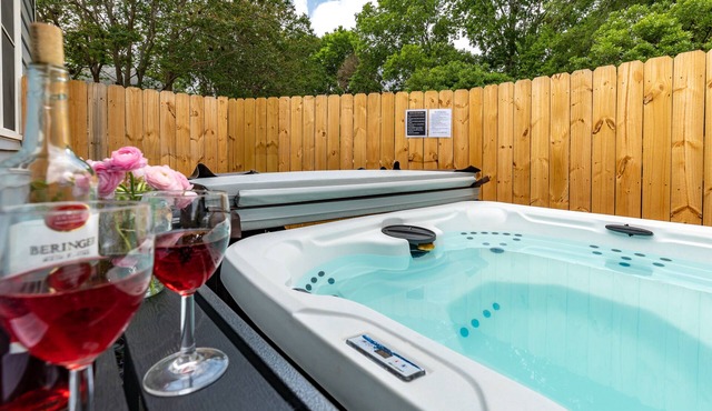 NEW! HOT TUB, sleeps 8, Fire Pit, 3 BDR home downtown