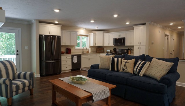 NEW: HOT TUB! THE LAKE HOUSE at Grand Rivers: 5 bed, 3 bath, Sleeps: 16